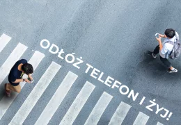 Odłóż telefon i żyj – straż miejska przypomina pieszym o uwadze na pasach!